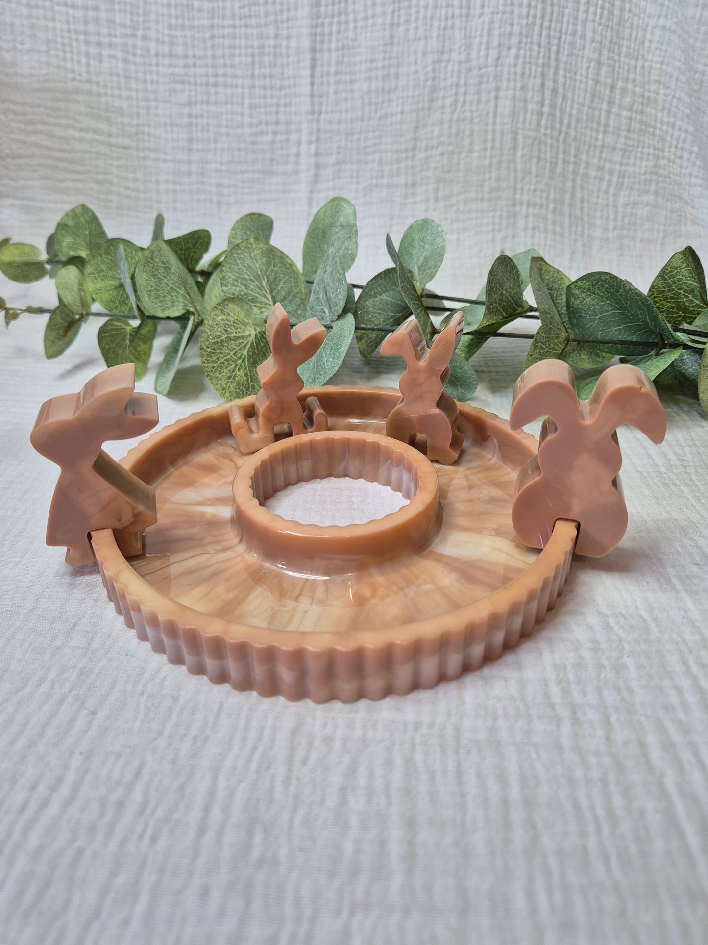 Dekoteller mit Hasenfiguren