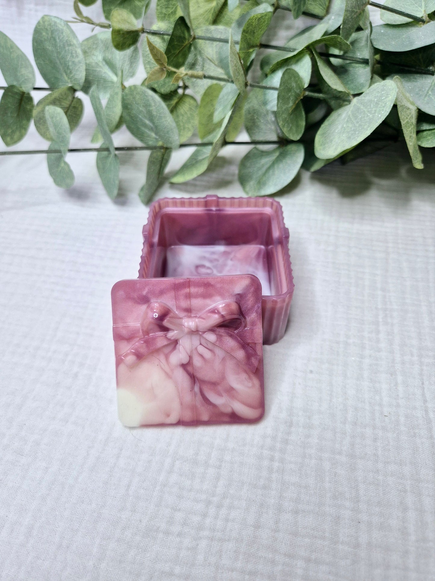 Kleine eckige Dose mit Schleife