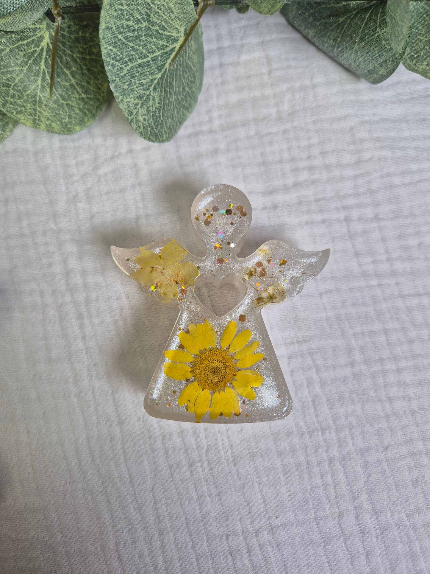 Engel mit getrockneten Blumen