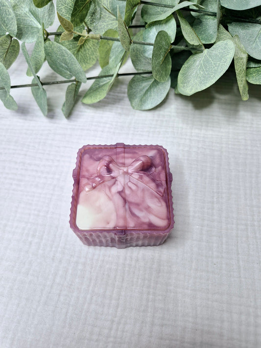 Kleine eckige Dose mit Schleife