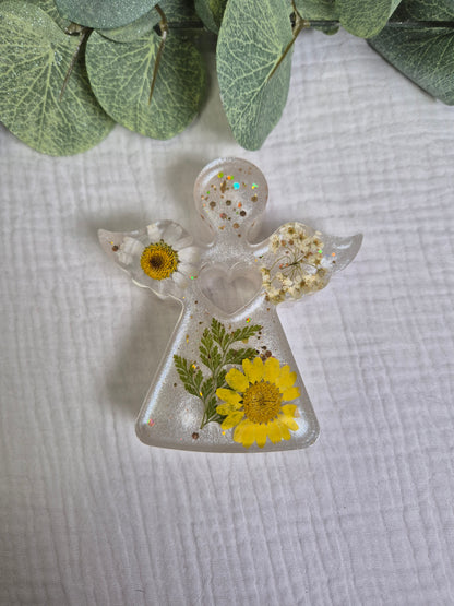 Engel mit getrockneten Blumen