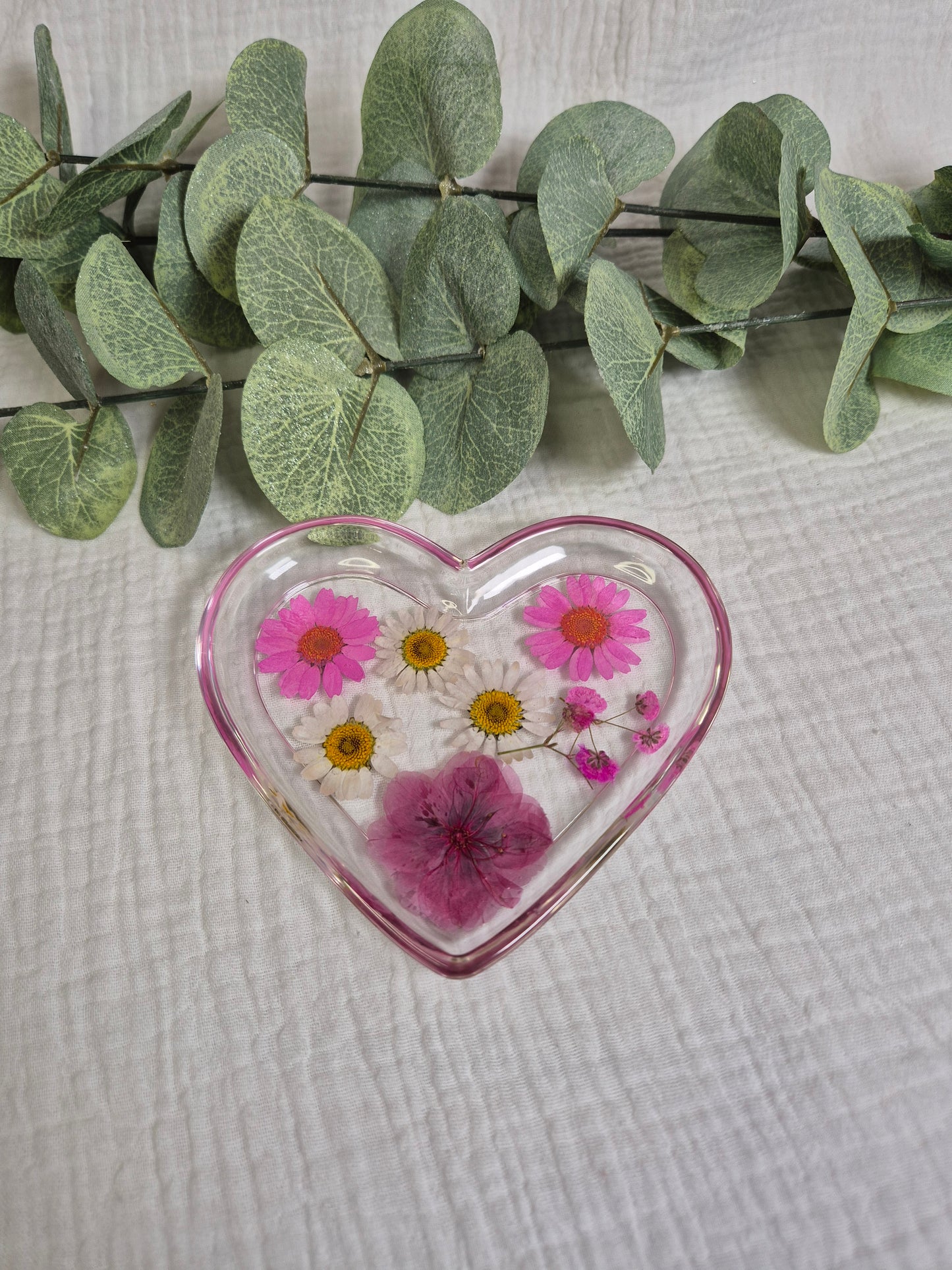 Dekotablett mit echten Blüten in Herzform