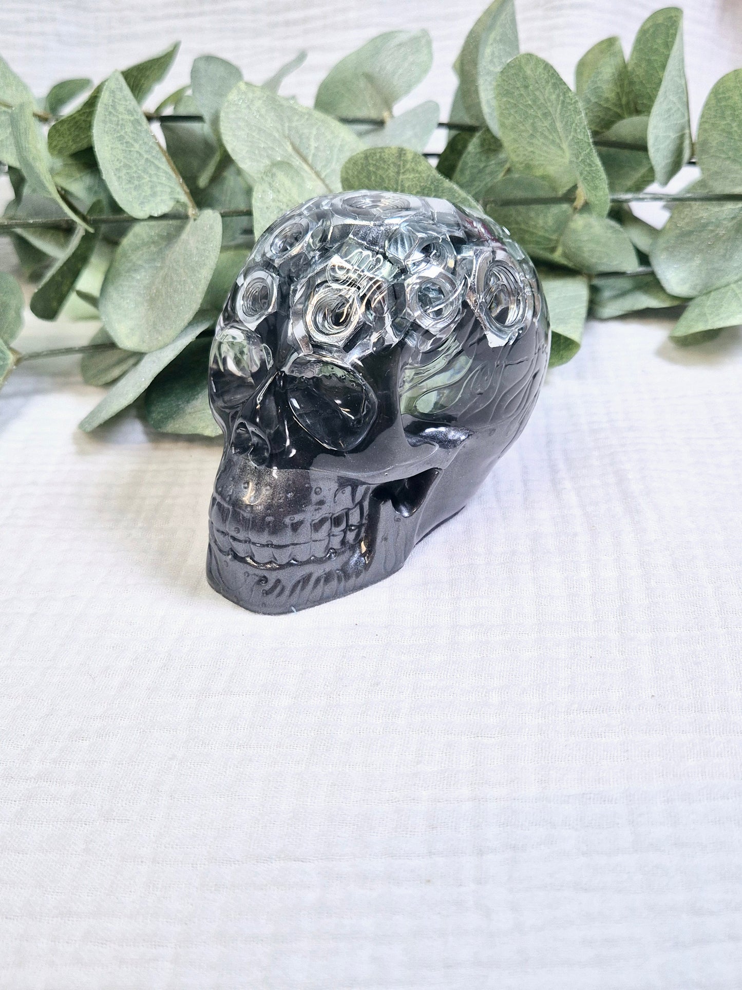 Totenkopf mit eingelassenen Muttern