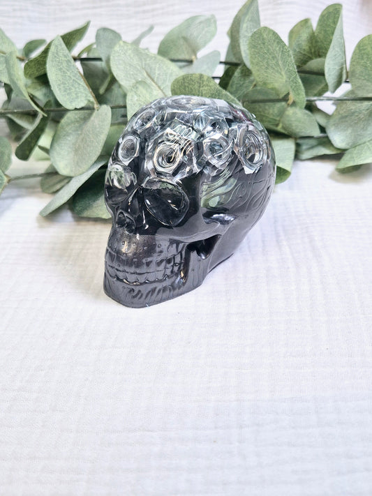 Totenkopf mit eingelassenen Muttern