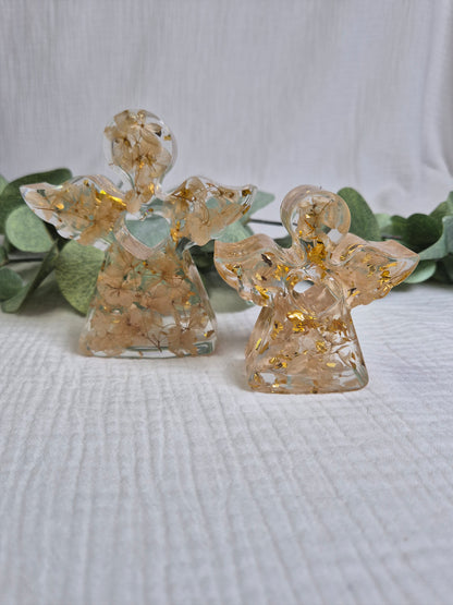 Engel mit getrockneten Blumen