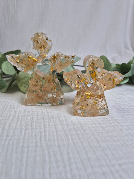 Engel mit getrockneten Blumen