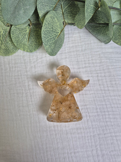 Engel mit getrockneten Blumen