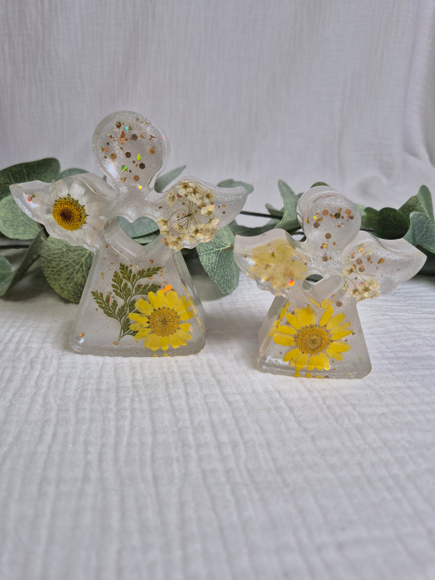 Engel mit getrockneten Blumen