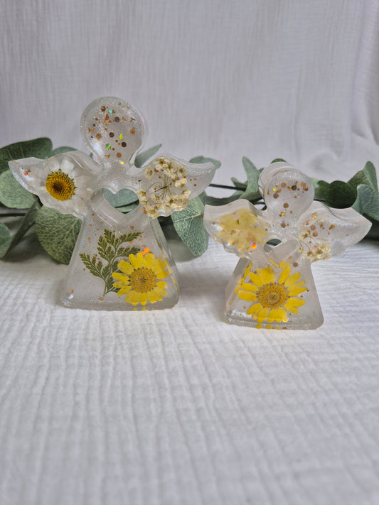 Engel mit getrockneten Blumen