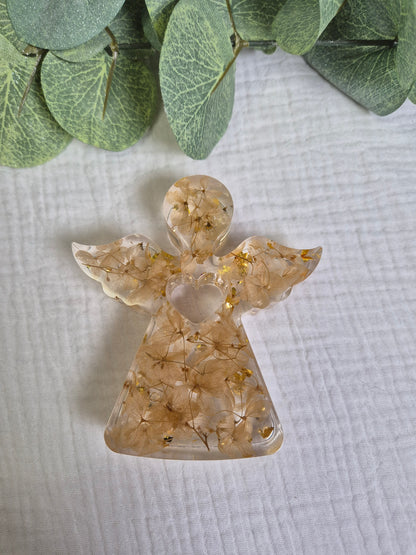 Engel mit getrockneten Blumen