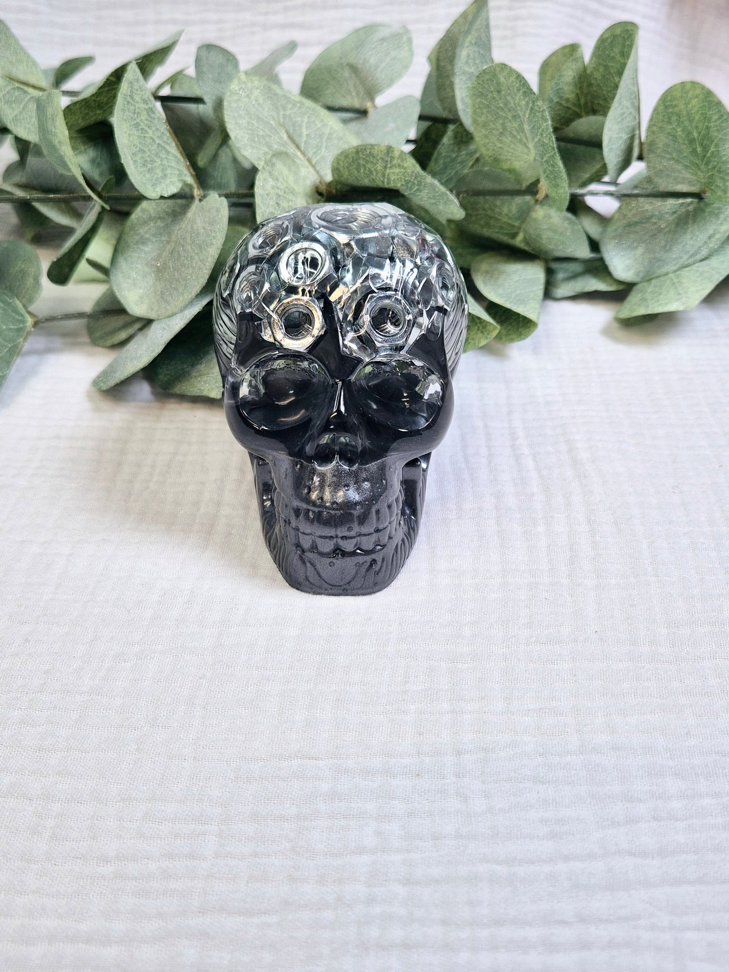 Totenkopf mit eingelassenen Muttern