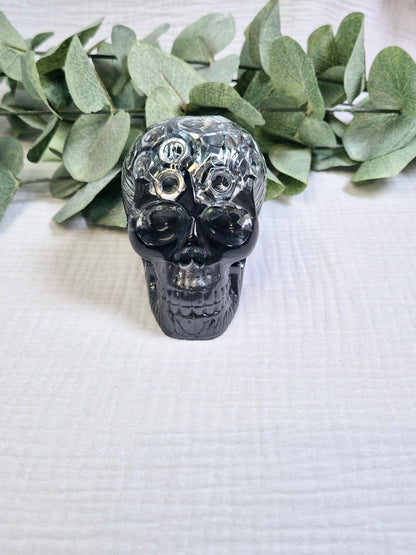 Totenkopf mit eingelassenen Muttern
